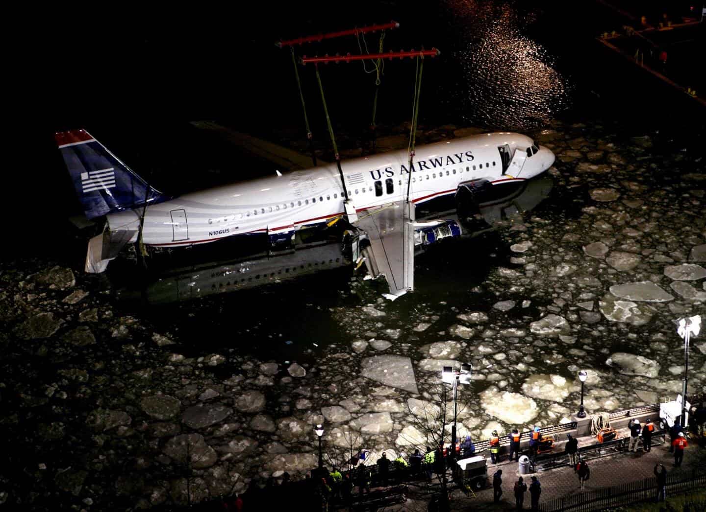 Самолет падает в воду. Авиакатастрофа на Гудзоне 2009. 15 Января 2009 авиакатастрофа Гудзон. Аварийная посадка a320 на Гудзон. Самолёт на Гудзоне 2009.