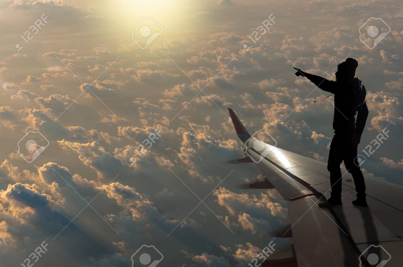 Лети навстречу мечте и против ветров. Крыло самолета. Человек на крыле самолета. Парень на крыле самолета. Человек и самолет в небе.