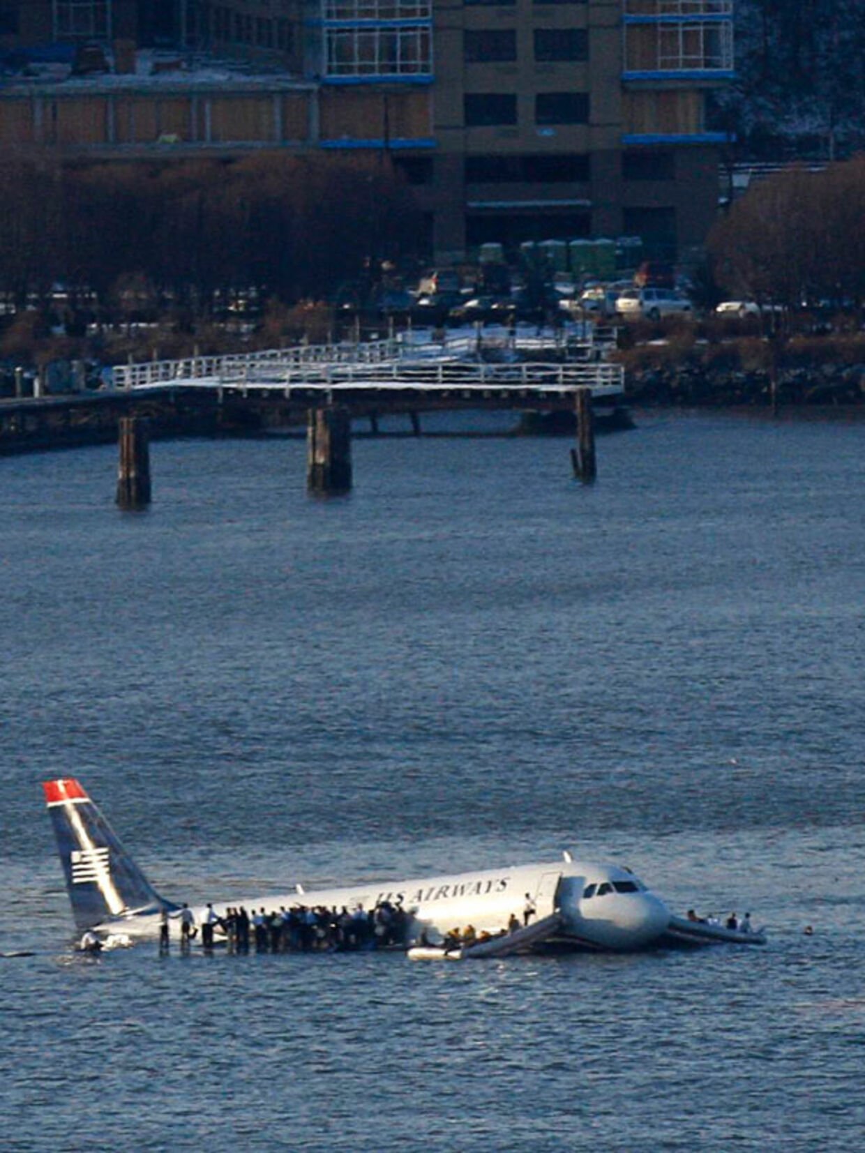 Самолет приземляющийся на воду. Аварийная посадка a320 на Гудзон. Airbus a320 Гудзон. Река Гудзон самолет. Приводнение самолета на Гудзон.