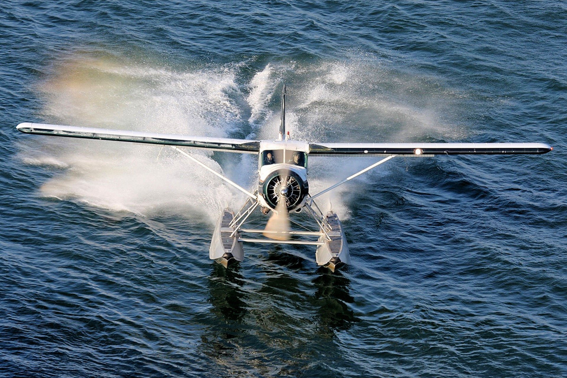 Самолет приземляющийся на воду. Самолет амфибия приводнение. Самолет гидроплан. Самолет на воде. Самолет взлетающий с воды.