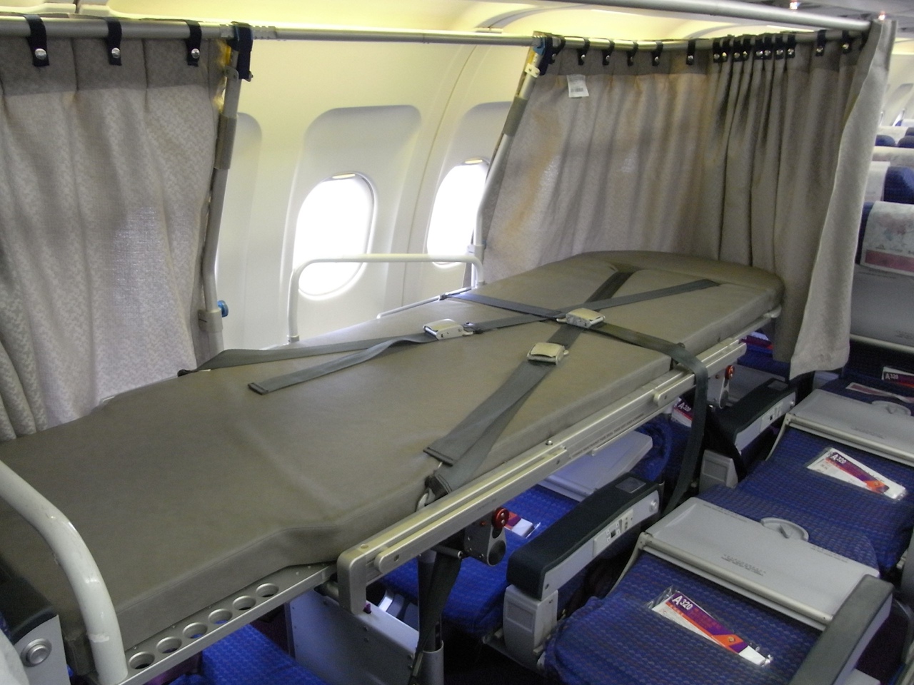 Раненый борт. Носилки в самолете. Носилки для лежачих больных в самолете. Лежачие места в самолете. Лежачие места в самолете для инвалидов.