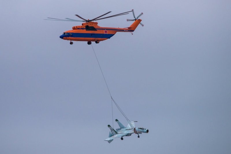 Чинук на внешней подвеске ми-26