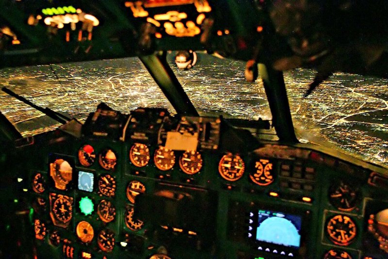 Ту-154 кабина пилотов ночью