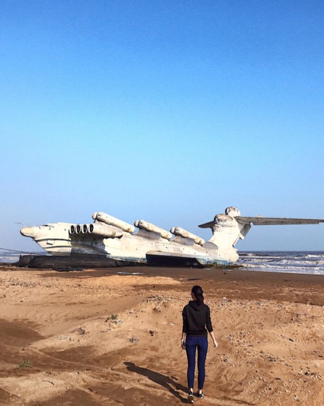 Самолёт на берегу Каспийского моря