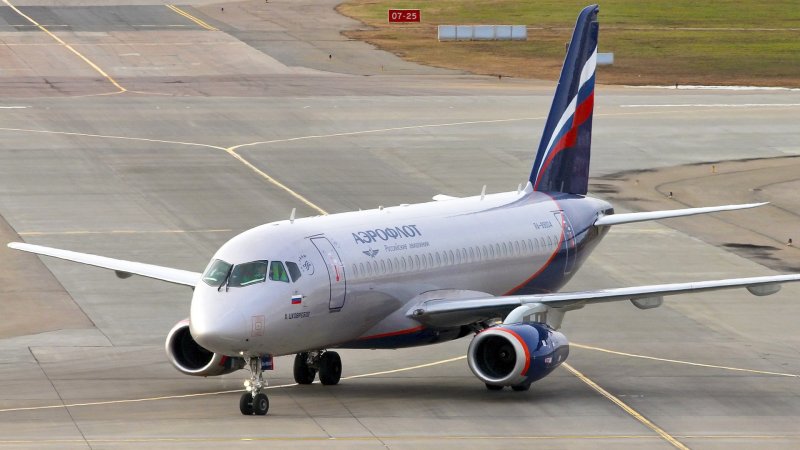 Самолёт Аэробус а320 и Суперджет 100