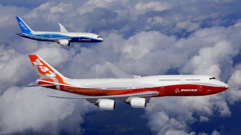 Авиалайнер Боинг 747