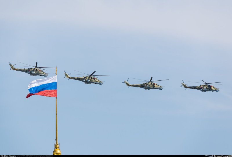 Обои вежливые люди стоят спиной и над ними 2ми24