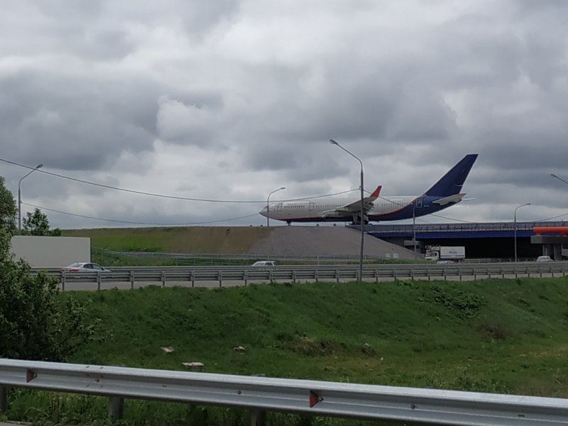 Самолет над дорогой