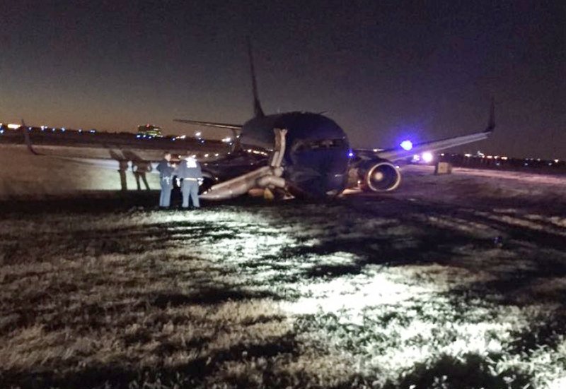 Боинг 737 в аэропорту ночью