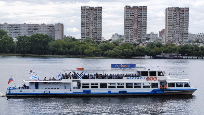 Теплоход Москва украшенный флажками