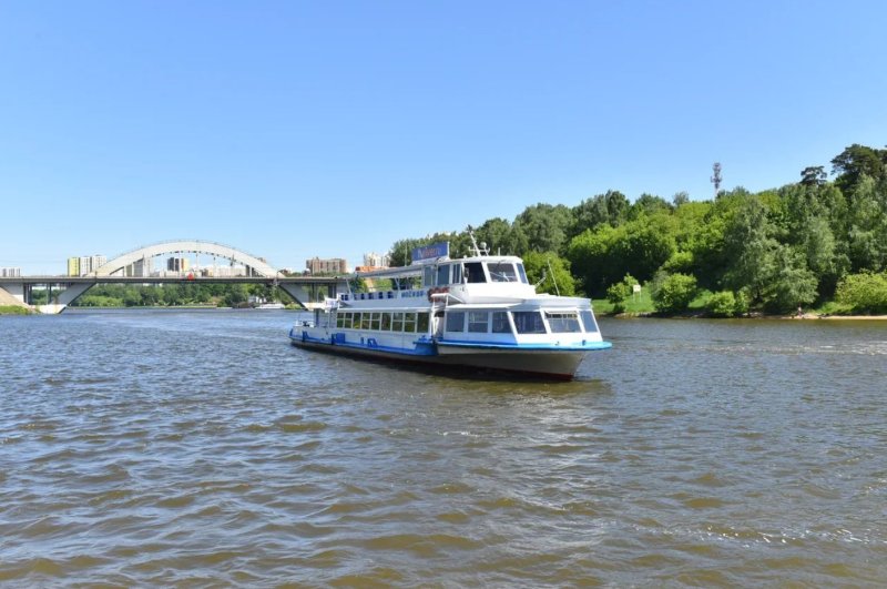 Фото нового Северного вокзала с Химкинского водохранилища на реке