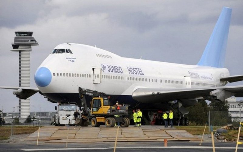 Самолет джамбо 747