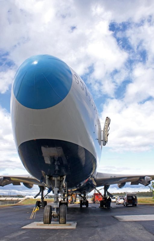 Самолет джамбо 747