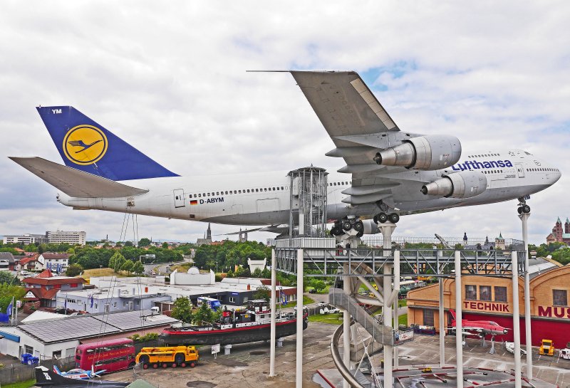 Самолет пассажирский Lufthansa 747