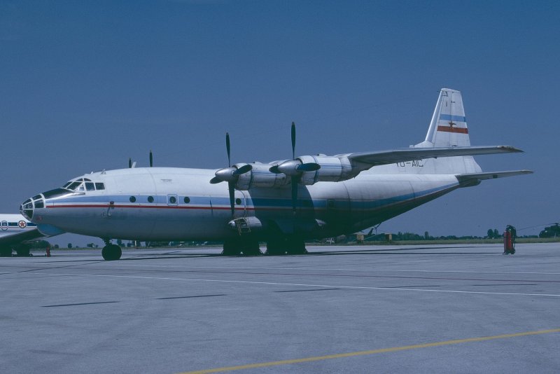 АН-12 военно-транспортный