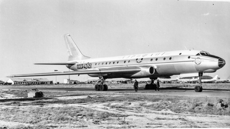 Самолет ту 104
