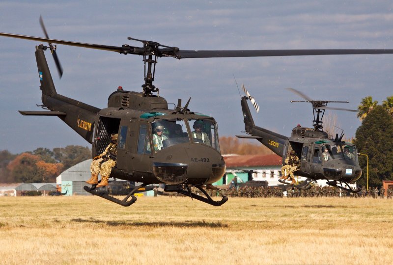 Американских вертолетов Bell uh-1 Iroquois («ирокез»).