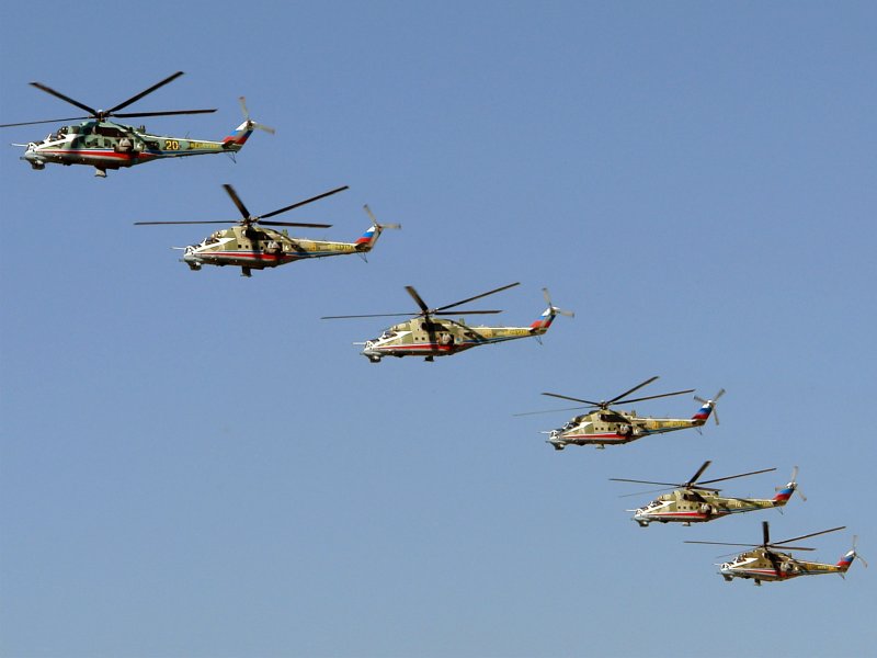 Военный вертолет в небе