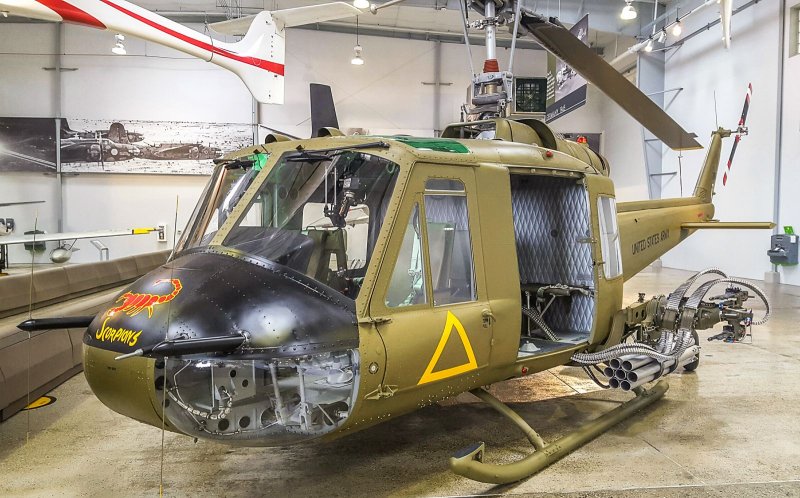 Bell uh-1c кабина