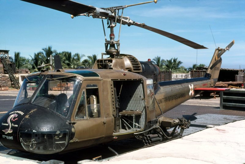 Вертолет uh-1b Huey