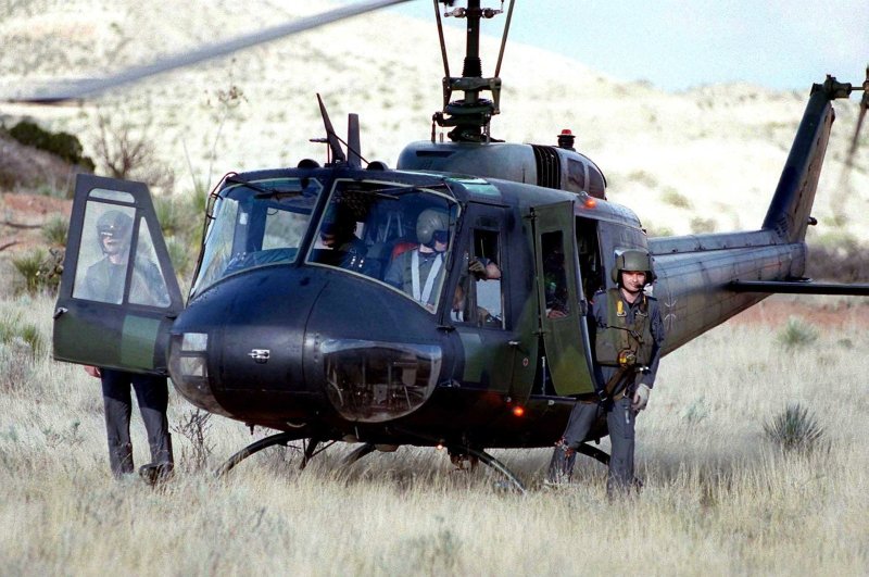 Вертолет uh-1b Huey