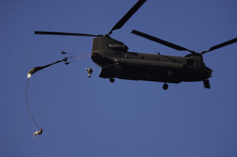 Chinook Ch-47 сбоку