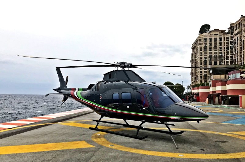 Вертолет Leonardo aw109