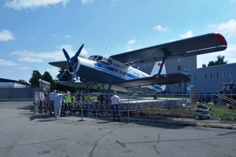 Памятник самолету АН 2 В Барнауле