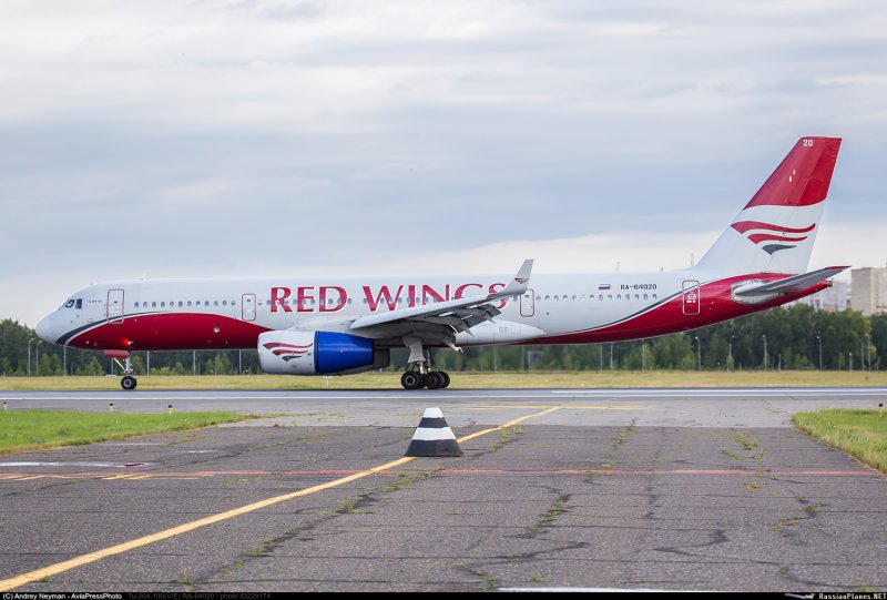 Ту 204 100 Red Wings