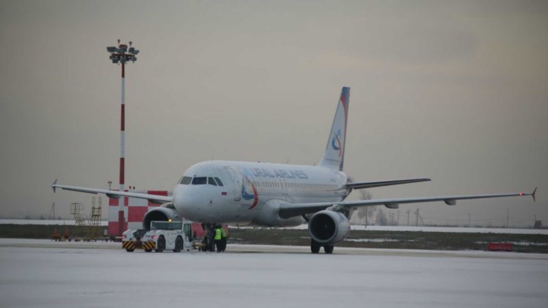 Самолет ЕКБ Кольцово зима