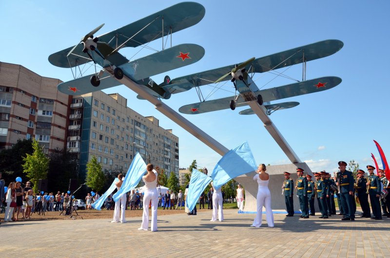 Памятник авиаторам комендантского аэродрома