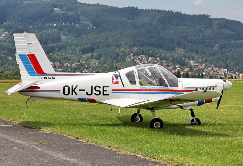 Самолет Zlin 42
