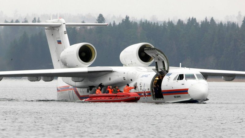 Самолёт МЧС для тушения пожаров бе-200