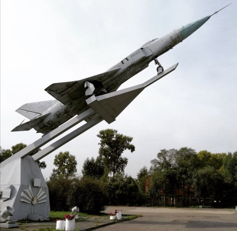 Памятник-самолет Су-15тм