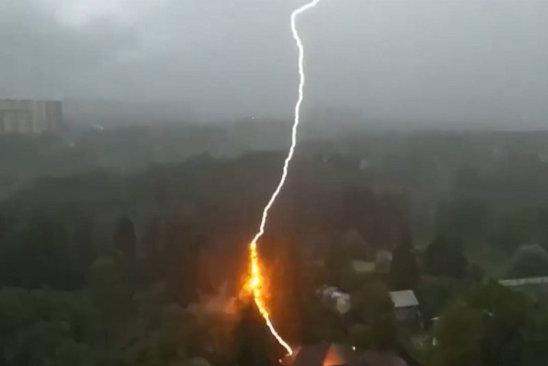 Молния ударила в дом