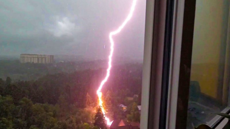 Гроза ударила в дом
