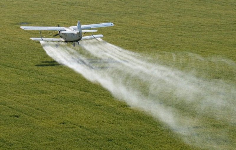 Опрыскиватель на самолете АН-2