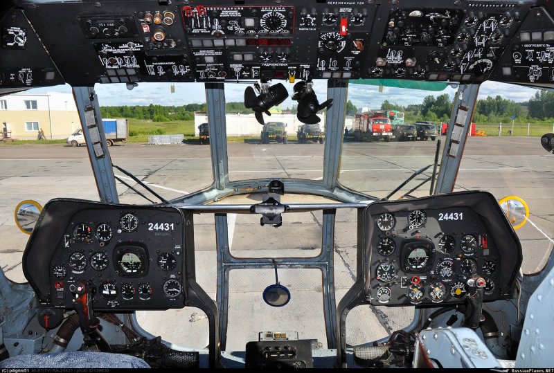Кабина вертолета ми-8