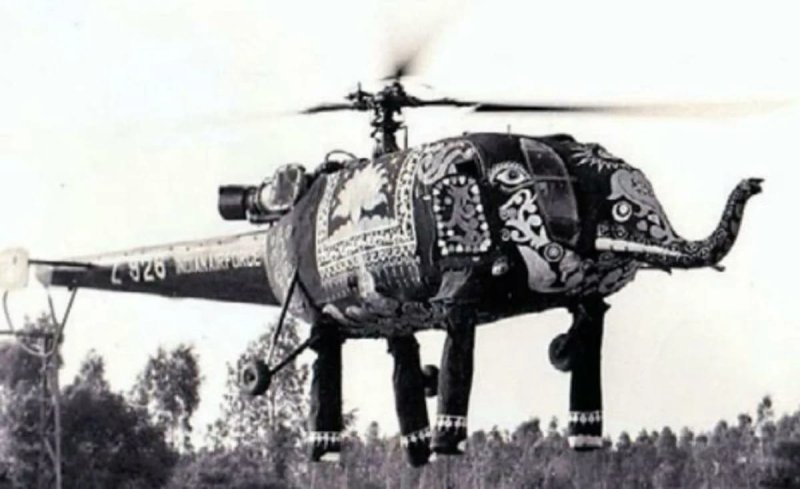 Вертолёт Alouette (Chetak) индийских ВВС, задекорированный "под слона"