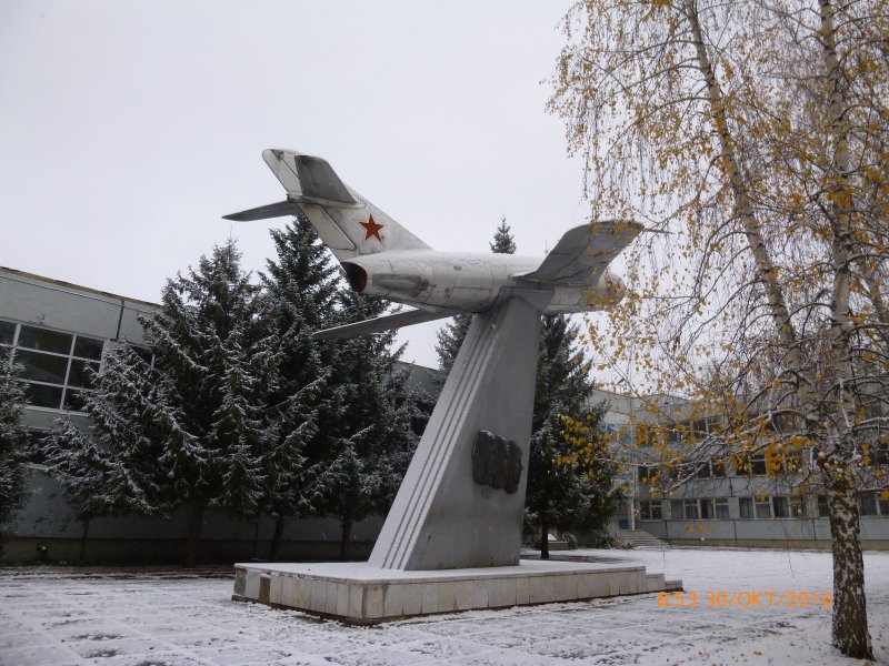 Тольятти школа памятник самолет