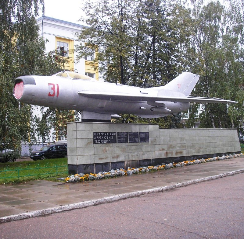Памятник самолету миг 19 п