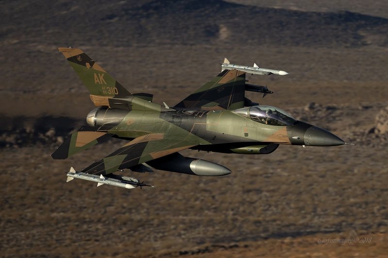 F16 истребитель
