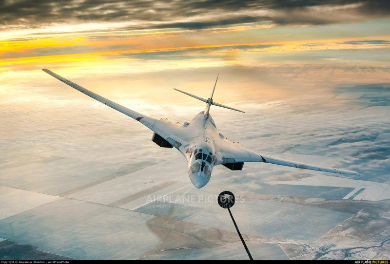 Стратегический бомбардировщик ту-160м