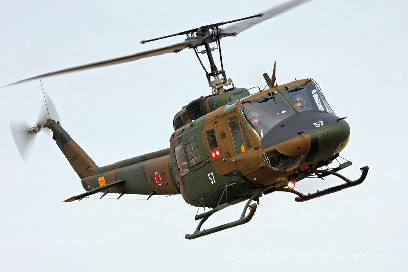 Военный американский вертолет uh1