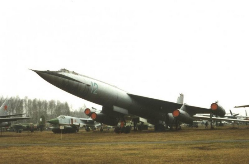Сверхзвуковой бомбардировщик м-50