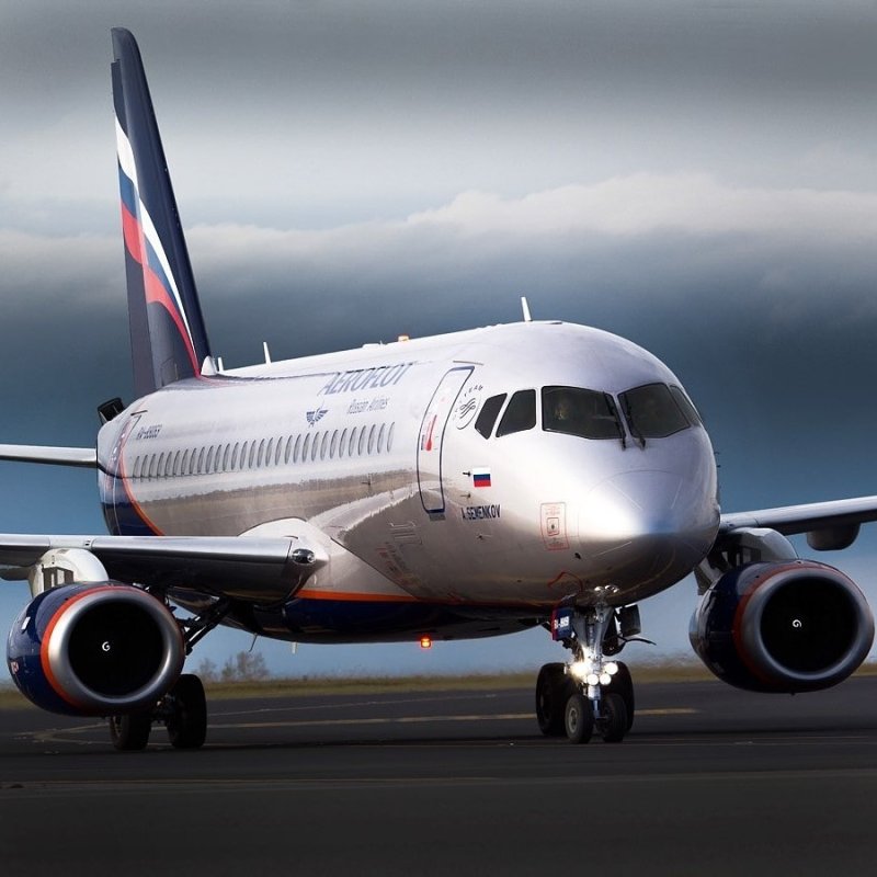 SSJ-100 самолет