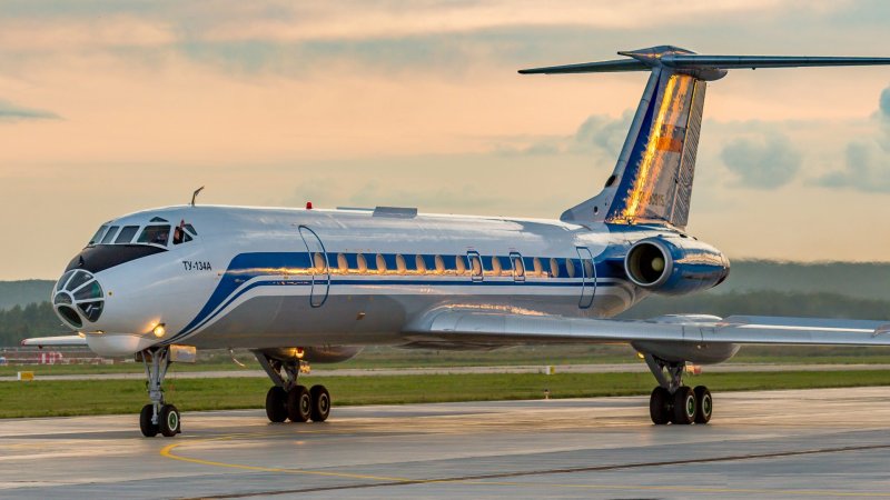 Ту-134 пассажирский самолёт