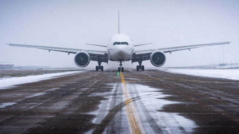 Зимой Боинг 777 взлёт