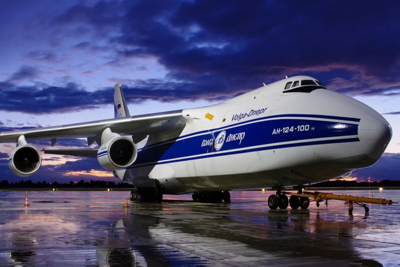 Самолет АН 124 Волга Днепр