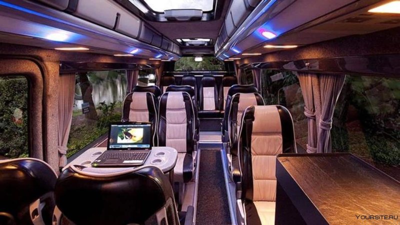 Комфортабельный туристический автобус